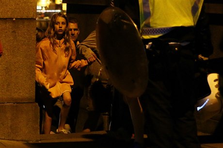 Evakuovaní lidé z oblasti London Bridge.