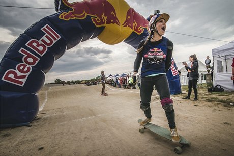 Eva Samková ukázala své kvality i na longboardu.