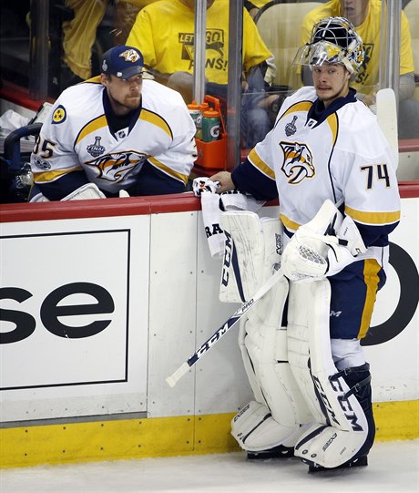 Brankái týmu Nashville Predators. Pekka Rinne (vlevo) a Juuse Saros.