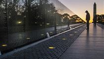 Vietnam Veterans Memorial tvoří černé kamenné desky pokryté v celé ploše jmény... | na serveru Lidovky.cz | aktuální zprávy