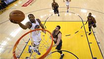 Kevin Durant skruje bhem finlovho zpasu mezi Cleveland Cavaliers a Golden...