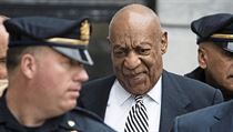 Bill Cosby, dve oblben celebrita, nyn bojuje o svobodu ped soudem.