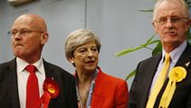 Theresa Mayová se svými spolustraníky. | na serveru Lidovky.cz | aktuální zprávy
