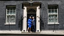 Theresa Mayov a jej manel nadle zstanou v Downing Street 10, v sdle...