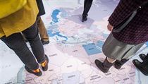 Mapa místo umění. Plán na podlaze Doxu ukazuje, kudy vedou pod mořem hlavní... | na serveru Lidovky.cz | aktuální zprávy