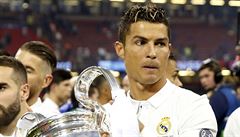 Cristiano Ronaldo s trofejí pro vítze Ligy mistr.