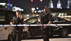 Ozbrojení policisté po londýnském útoku