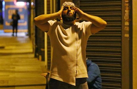 Muslim se modlí poblí Finsbury Parku.