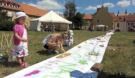 Na jednom z Chebských dvork v uplynulých letech vytváely dti nekonenou...