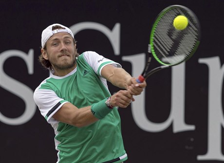 Francouz Lucas Pouille na turnaji ve Stuttgartu.