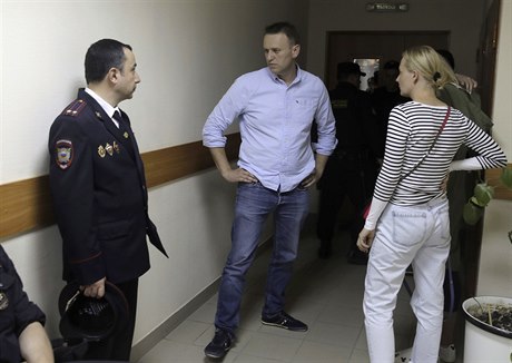 Ruský opoziní vdce Alexej Navalnyj (uprosted) a jeho manelka Julia ped...