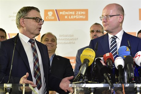 Zleva místopedseda SSD a ministr zahraniních vcí Lubomír Zaorálek a premiér...