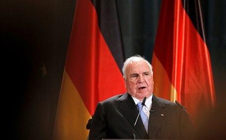 Helmut Kohl pi proslovu ve svém dom v Ludwigshafenu.