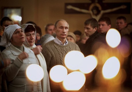 Premiér Putin na bohoslub v Tverské oblasti odkud pochází jeho rodina.