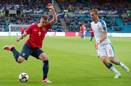 Alexander Toft Soderlund se snaí pejít pes Tomáe Souka.