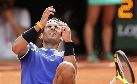 Rafael Nadal padá únavou k zemi. Desátým titulem z French Open se zapsal do...