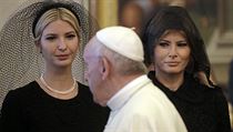 V černé vzorně podle zvyklostí. Ivanka Trumpová (vlevo) a první dáma USA... | na serveru Lidovky.cz | aktuální zprávy