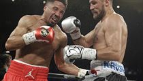 Andre Ward (vlevo) trefuje Sergeje Kovaljova pod pás. A nebyl to jediný podobný... | na serveru Lidovky.cz | aktuální zprávy
