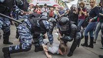 Policie zasahuje na demonstraci v Moskv.