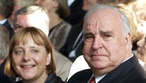 Helmut Kohl po boku Angely Merkelov v Berln.