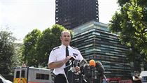 Velitel londnsk policie Stuart Cundy popisuje situaci tisku.