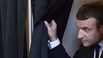 Francouzský prezident Emmanuel Macron vychází zpoza plenty se svým hlasovacím... | na serveru Lidovky.cz | aktuální zprávy
