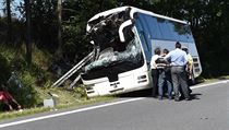 Autobus sjel ze silnice, zavadil o pr strom a nakonec zastavil.