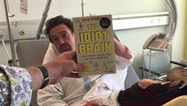Richard Hammond ve videu Jamese Maye vzkazuje ženě, že je obrovský idiot. | na serveru Lidovky.cz | aktuální zprávy