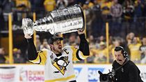 Sidney Crosby potet jako kapitn a podruh za sebou zved nad hlavu Stanley...