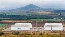 Centrální tankoviště ropy v Nelahozevsi. V pozadí hora Říp. Centrální tankoviště ropy v Nelahozevsi. V pozadí hora Říp.
