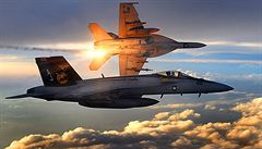 Dv stíhaky F/A-18E Super Hornet amerického námonictva .