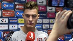 Útoník Patrik Schick hovoí s novinái 14. ervna v Praze na srazu fotbalové...