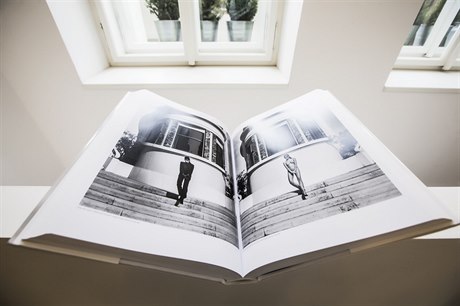 Knihu s fotografiemi Helmuta Newtona prodává knihkupectví Book Therapy.