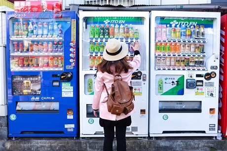 Japonským prodejním automatm konkurují malé obchody