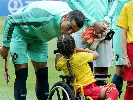 Portugalec Cristiano Ronaldo dává pusu na elo desetileté ruské holice.