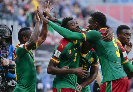 Kamerunec Andre Frank Zambo Anguissa (druhý zleva) slaví se svými spoluhrái, s...