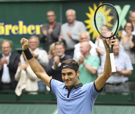 výcarský tenista Roger Federer slaví vítzství na oblíbeném turnaji v Halle.