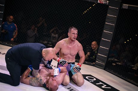 XFN 3: Viktor Peta (nahoe) porazil Michala Kitu.