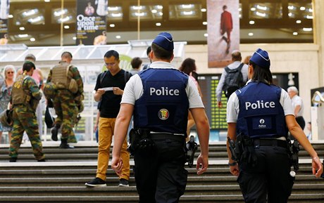 Policisté po operaci na hlavním nádraí v Bruselu, kde byl sebevraedný...