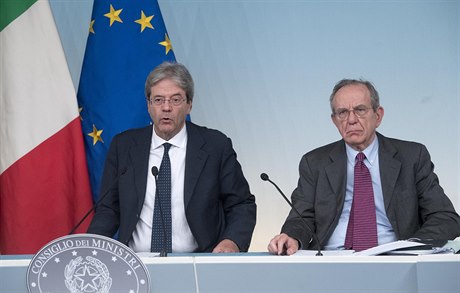 Italský premiér Paolo Gentiloni (vlevo) a ministr hospodáství Pier Carlo...