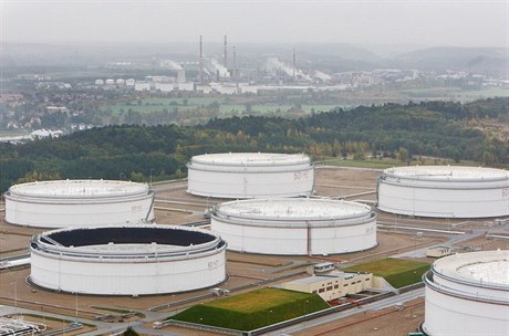 Centrální tankovit ropy v Nelahozevsi. V pozadí je rafinerie v Kralupech nad...