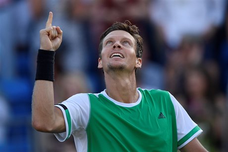 Tomá Berdych se raduje z vítzství nad Kanaanem Denisem Shapovalovem.