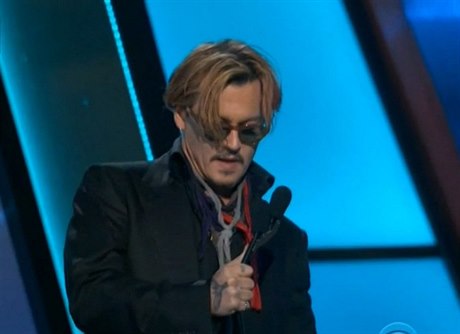 Opilý Johnny Depp pi udílení hollywoodských cen zápolil s mikrofonem.