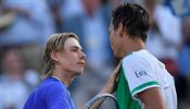 Shapovalov gratuluje Tomi Berdychovi k postupu do tvrtfinle.