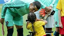 Portugalec Cristiano Ronaldo dává pusu na čelo desetileté ruské holčičce. | na serveru Lidovky.cz | aktuální zprávy