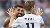 Němec Timo Werner (zády) slaví na Poháru FIFA gól v kamerunské síti s Keremem... | na serveru Lidovky.cz | aktuální zprávy