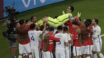 Chilský brankář Claudio Bravo dostává hobla po semifinálové penaltové výhře nad... | na serveru Lidovky.cz | aktuální zprávy