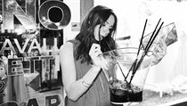 Veronika Kubařová ve videoklipu skupiny Blue Shadows Song of Happiness | na serveru Lidovky.cz | aktuální zprávy