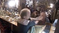 Potyčka hosta s barmanem. | na serveru Lidovky.cz | aktuální zprávy