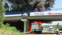 Před příjezdem hasičů s plameny bojoval přenosnými hasicími přístroji řidič... | na serveru Lidovky.cz | aktuální zprávy